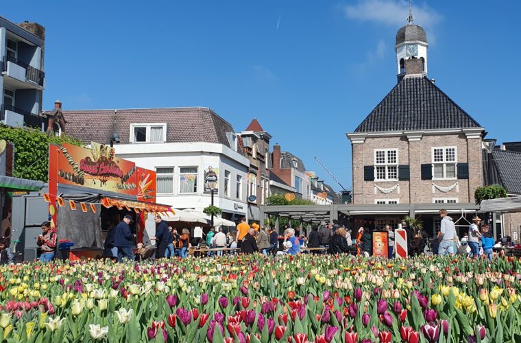 Koningsdag op de Koornmarkt in Almelo